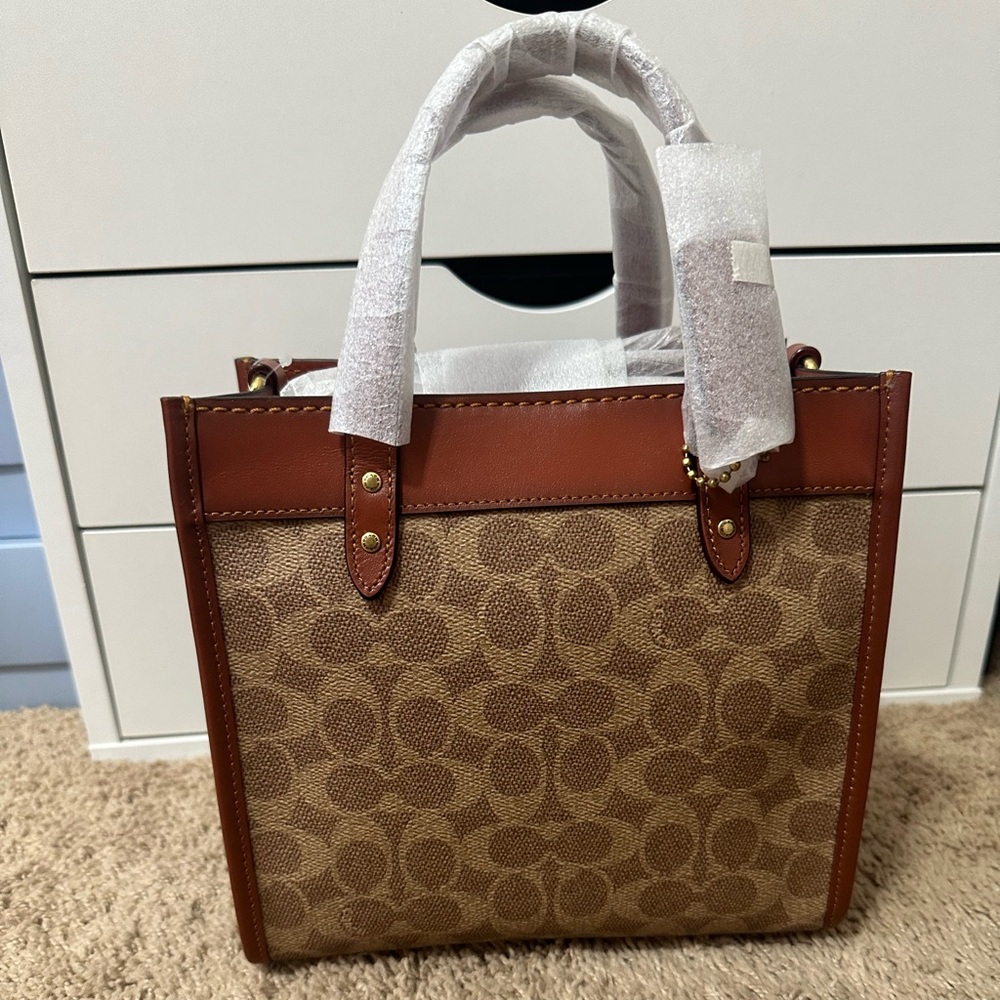 Coach Field Tote 22 In Signature Canvas With Horse And Carriage Print